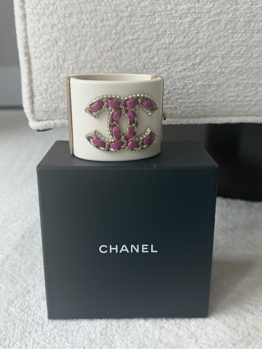 100% Authentic-CHANEL Cream Resin Cuff w/ Gold & Pink leather Interwoven CC - Picture 3 of 7